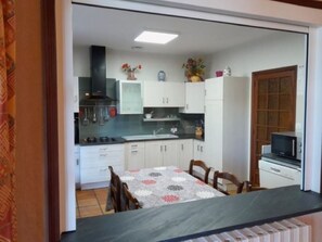 Fridge, microwave, oven, stovetop - GITE NOLAN *** SPA/SAUNA, 20MN FROM PUY DU FOU, IDEAL WITH FAMILY OR FRIENDS (Saint-Mesmin)