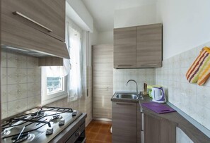 Frigorifero, forno, lavastoviglie, bollitore elettrico