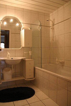 Ensemble douche/baignoire, serviettes fournies, papier toilette