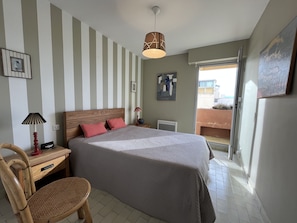 2 bedrooms, iron/ironing board