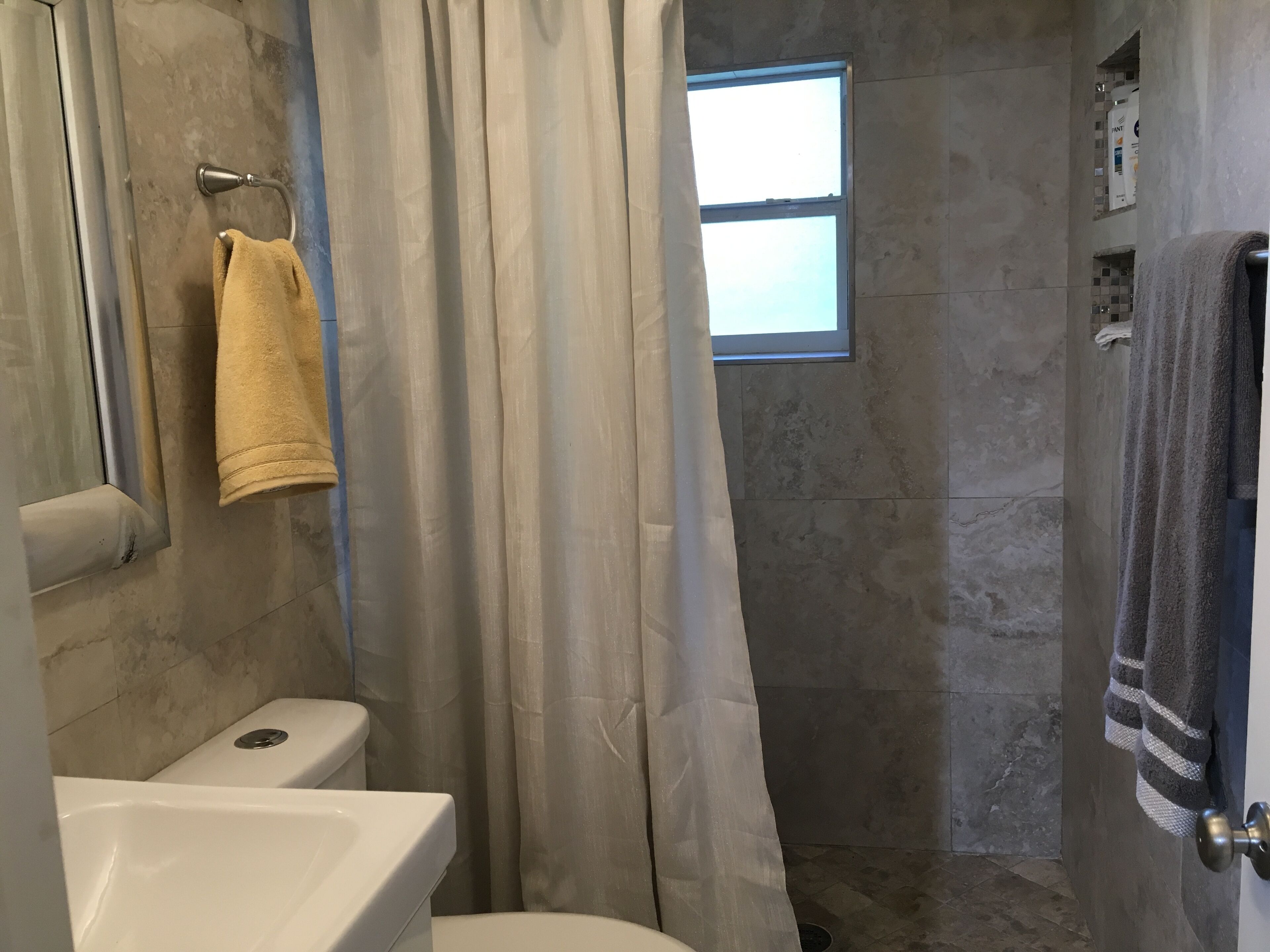 Douche, sèche-cheveux, serviettes fournies, savon