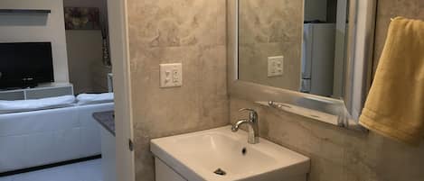 Douche, sĂšche-cheveux, serviettes fournies, savon