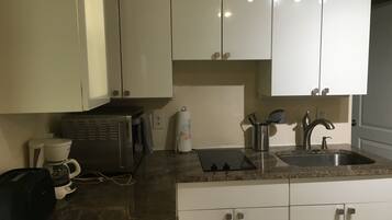 Kühlschrank, Mikrowelle, Herdplatte, Wasserkocher mit Kaffee-/Teezubehör