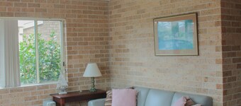 A short walk to Black Head Beach, park with bbqs & amenities, shops and cafes