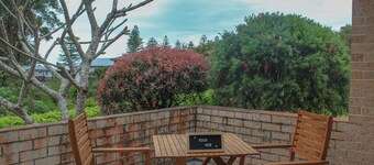 A short walk to Black Head Beach, park with bbqs & amenities, shops and cafes