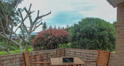 A short walk to Black Head Beach, park with bbqs & amenities, shops and cafes