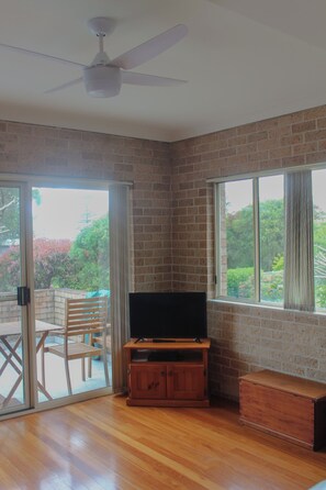 Interior - A short walk to Black Head Beach, park with bbqs & amenities, shops and cafes (Black Head)