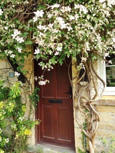 Gorgeous 2 Bedroom Country Cottage With Lovely Garden Views & Great Location