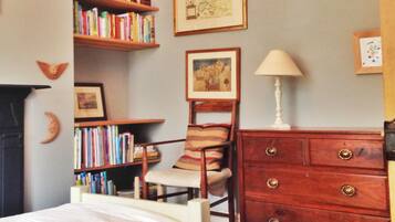 2 bedrooms, iron/ironing board, travel cot, free WiFi