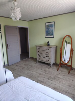 2 bedrooms, WiFi, bed sheets