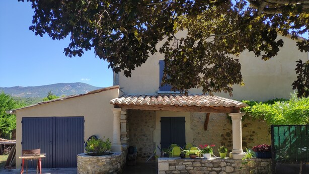 A house with a stone facade, a tiled roof, and a gravel driveway. - house for 4 to 6 persons fenced garden (Sainte-Jalle)