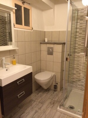 Serviettes fournies, papier toilette