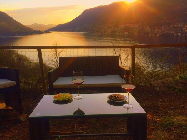 Outdoor dining - The apartment is in Pognana, an authentic village between Como and Bellagio. (Pognana Lario)