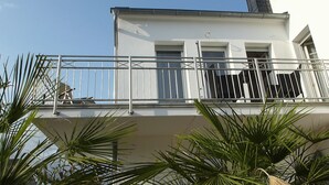 A building with a balcony, metal railing, and windows. - Limburg: TOP apartment 75 sqm with balcony in quiet vorz. location (Limburg an der Lahn)