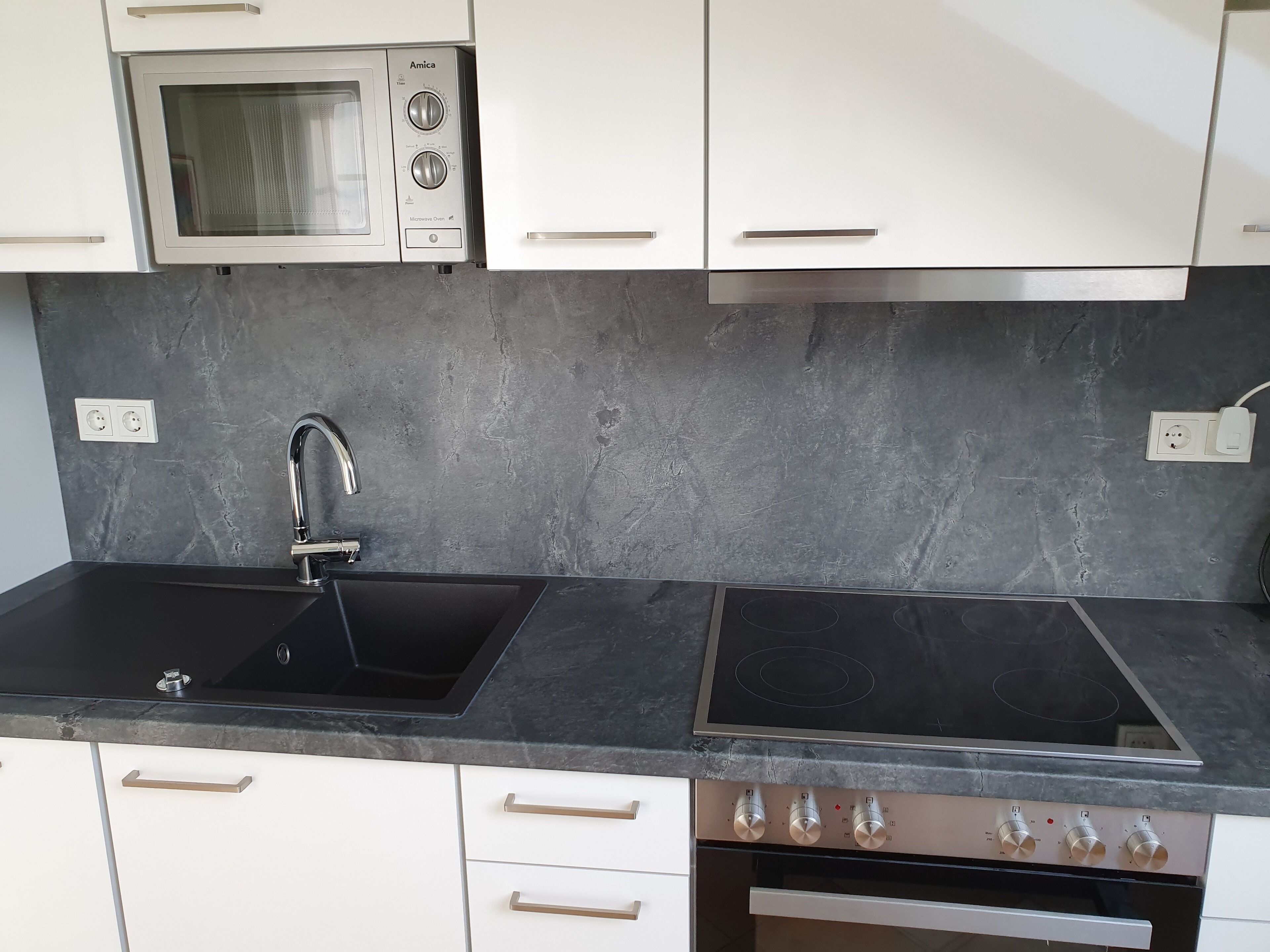 Kühlschrank, Mikrowelle, Ofen, Herdplatte