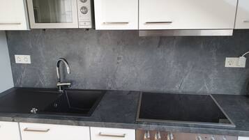 Kühlschrank, Mikrowelle, Ofen, Herdplatte