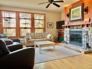 Smart TV, fireplace, stereo, printers - Warm 3brm 2 bath with In-Condo Sauna! Steps from Ski/Golf/Bike/Hike (Mont-Tremblant)