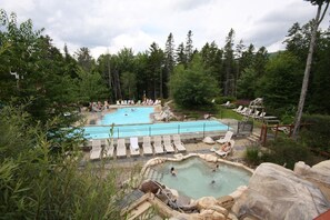 A lap pool - Warm 3brm 2 bath with In-Condo Sauna! Steps from Ski/Golf/Bike/Hike (Mont-Tremblant)