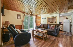 TV connectée, livres, chaîne hi-fi