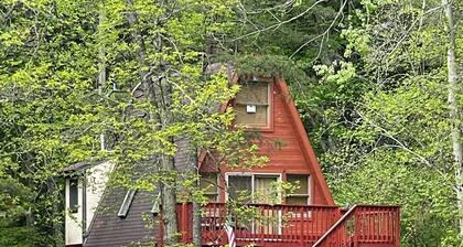 Hocking Hills Cabin Wifi, FirePit, Walking Trail . Peaceful location.
