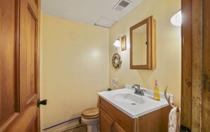 Shower, toilet paper - Hocking Hills Cabin  Wifi, FirePit, Walking Trail . Peaceful location. (Laurelville)