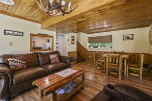 TV connectée, livres, chaîne hi-fi