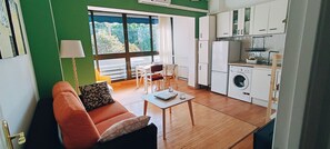 TV - COMFORTABLE APARTMENT 2 MIN FROM THE BEACH AND LARGE SWIMMING POOL (Málaga)