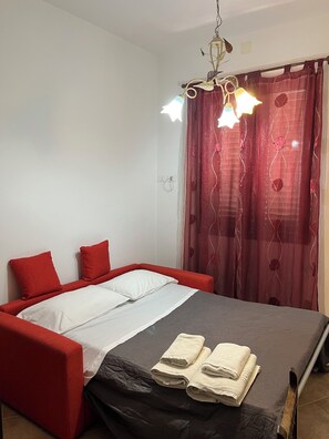 2 chambres, bureau, fer et planche à repasser, lit de bébé portatif