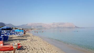 Una spiaggia nelle vicinanze