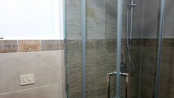 Duschwanne, Haartrockner, Bidet, Handtücher