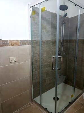 Ensemble baignoire-douche, séchoir à cheveux, bidet, serviettes fournies