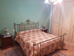 2 chambres, bureau, fer et planche à repasser, lit parapluie