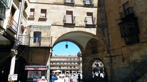 A historic building with multiple balconies and an archway. - Calle quinta D, Historic Center of Salamanca, new apartment (Salamanque)
