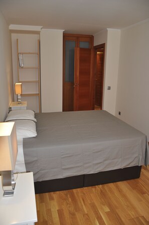 2 habitaciones, tabla de planchar con plancha, wifi y ropa de cama 