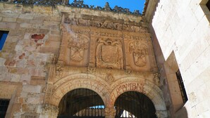 An ornate stone archway with intricate carvings and a metal gate. - Calle quinta D, Historic Center of Salamanca, new apartment (Salamanque)