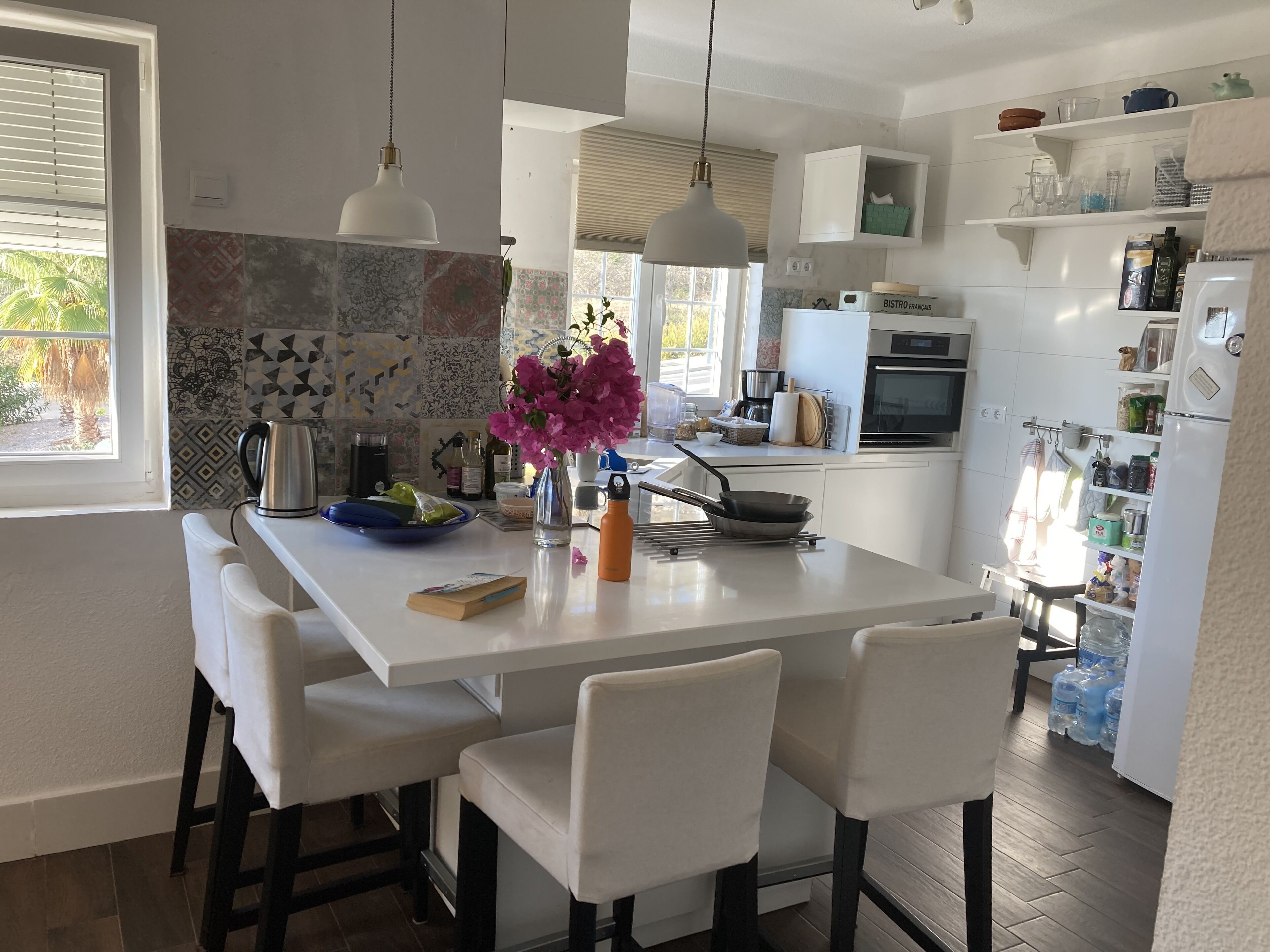Frigorífico, microondas, horno y placa de cocina