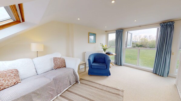 TV - Marlborough Road | Oxford Holiday Let | 1 Bed & sleeps 2 (Oxford)