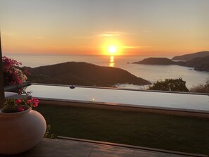 Pool - UNIQUE BALINESSE HOUSE ,AMAZING VIEWS OVER THE OCEAN AND ZIHUATANEJO BAY  (ZIHUATANEJO)