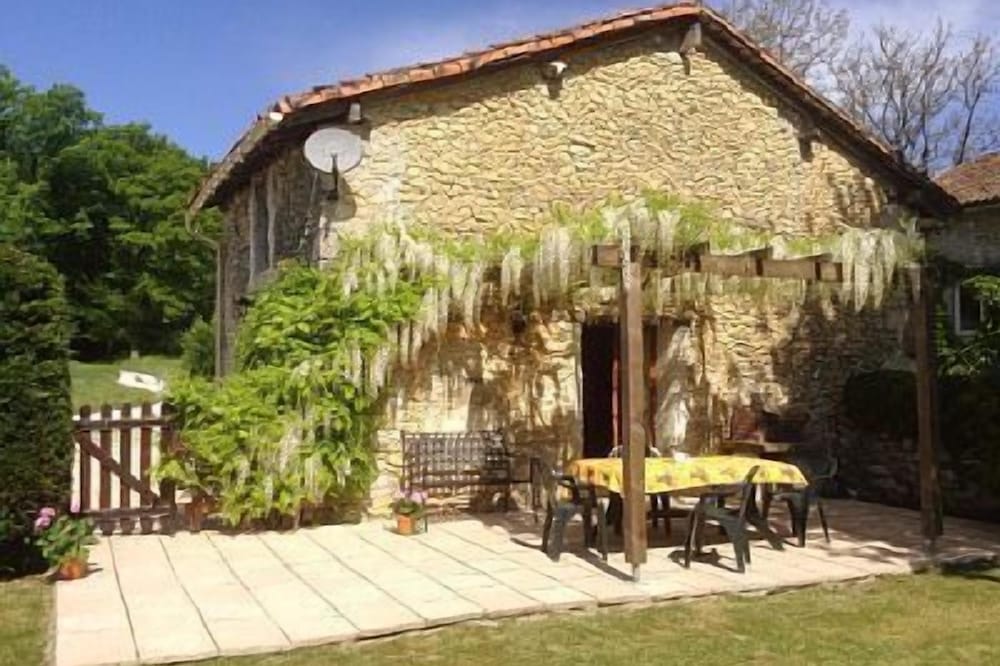 Pretty Stone Cottage with pool in Perigord Vert near Brantôme