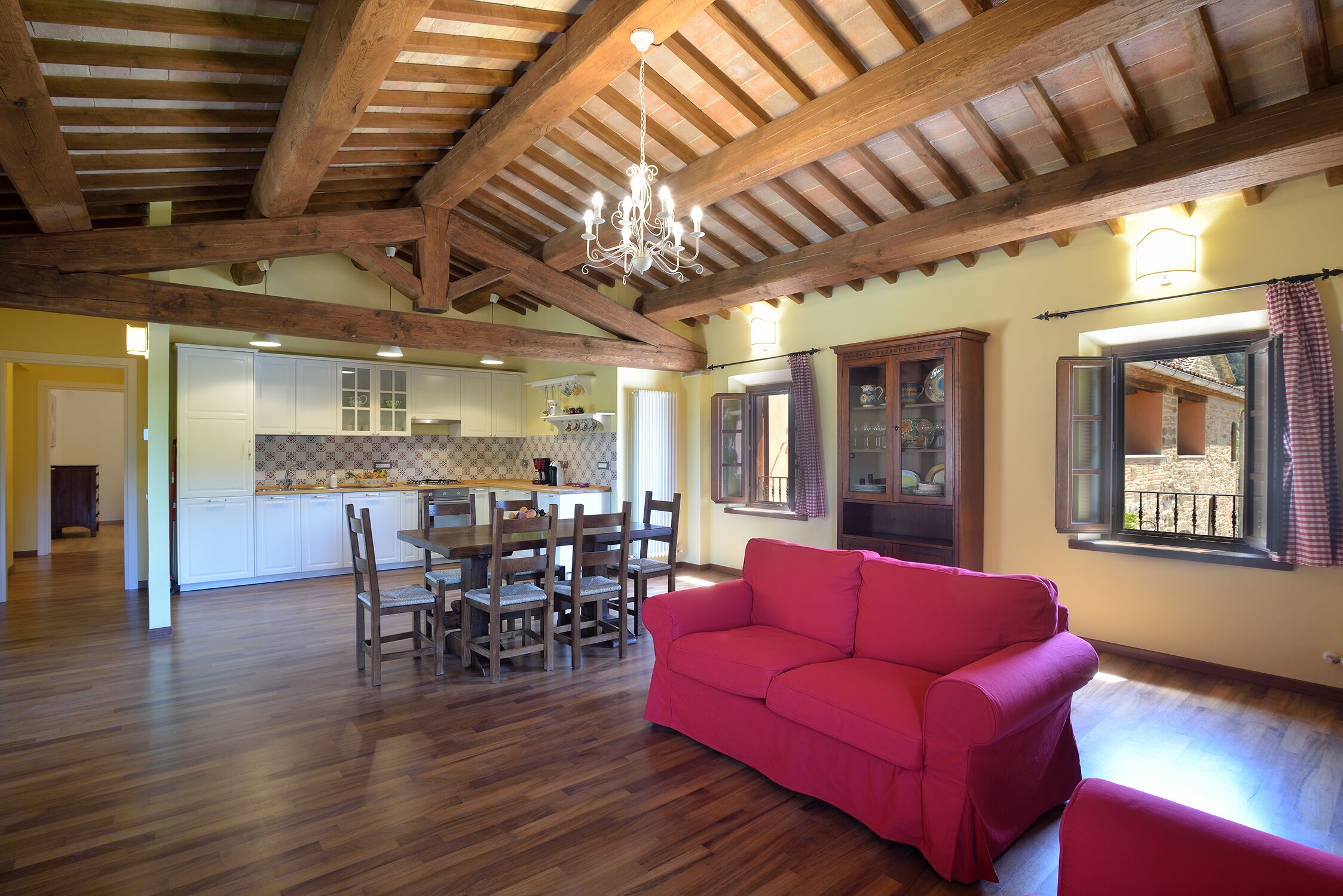 Smart TV, chimenea, reproductor de DVD y videoteca 