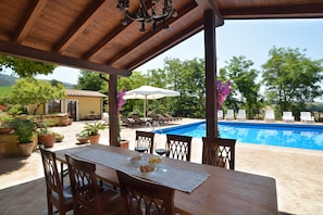 Outdoor dining - VILLA SANTA MARIA DERUTA IDEAL UMBRIAN RETREAT FOR REUNION NEAR PERUGIA AND TODI (Deruta)