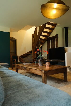 Fernseher, DVD-Player, Tischtennisplatte, Bücher