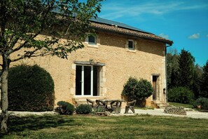 Exterior - Spacious holiday cottage with pool and panoramic view (Douville)