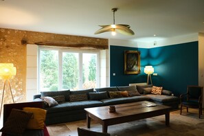 TV, DVD player, table tennis, books