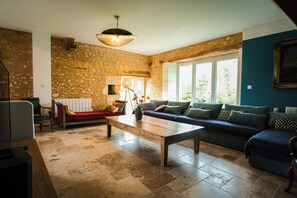 TV, DVD player, table tennis, books - Spacious holiday cottage with pool and panoramic view (Douville)