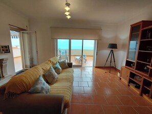TV, fireplace - Luxury apartment with sea view, playground and pool (Ericeira)