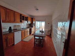 Fridge, microwave, oven, stovetop - Luxury apartment with sea view, playground and pool (Ericeira)