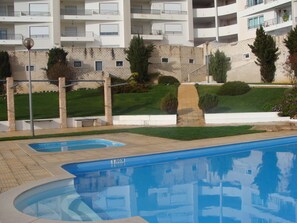 Pool - Luxury apartment with sea view, playground and pool (Ericeira)
