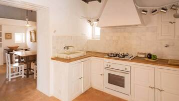 Een koelkast, een oven, een vaatwasser, een koffiezetapparaat/waterkoker