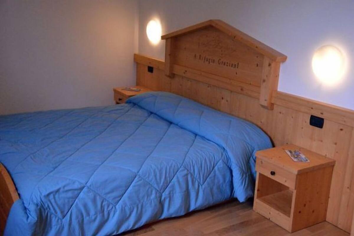 Blackout curtains, soundproofing, free WiFi, bed sheets